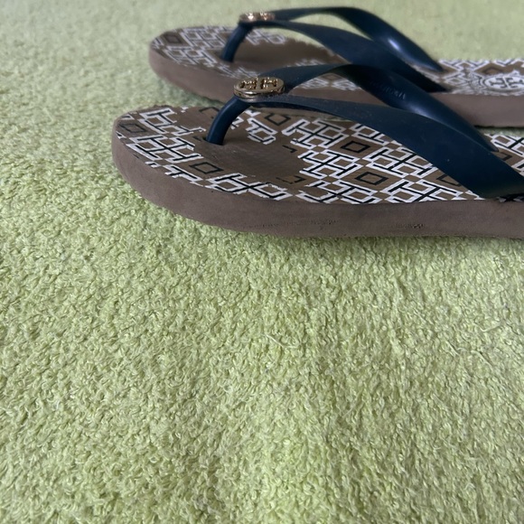 Tory Burch Geometric Print Flip Flops With navy Blue Straps. - Picture 7 of 9